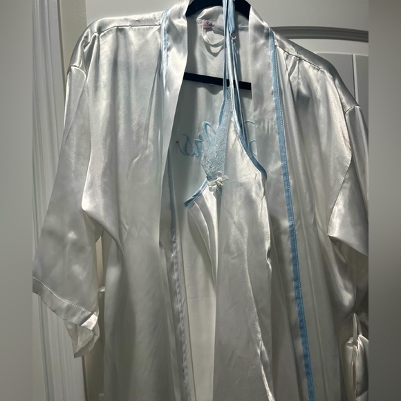 NWOT Robe - Picture 2 of 3